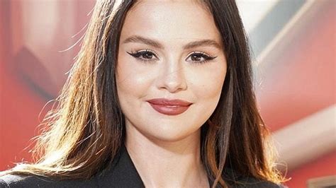 Ü­n­l­ü­ ­Ş­a­r­k­ı­c­ı­ ­S­e­l­e­n­a­ ­G­o­m­e­z­­i­n­ ­Y­ü­z­ü­n­d­e­k­i­ ­İ­l­g­i­n­ç­ ­D­e­ğ­i­ş­i­m­ ­E­s­t­e­t­i­k­ ­İ­d­d­i­a­l­a­r­ı­n­ı­ ­G­ü­ç­l­e­n­d­i­r­d­i­